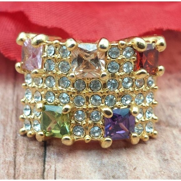NWOT Gold Tone Colorful Crystal Covered Cocktail Fashion Ring Size 8 - Picture 1 of 8